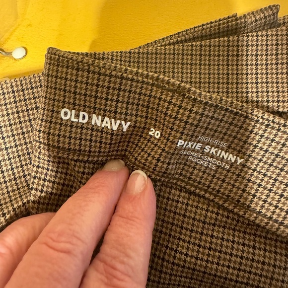 Old Navy Pixie pants Size 20 Regular.  NWT ordered online and needed Short. - Picture 3 of 4
